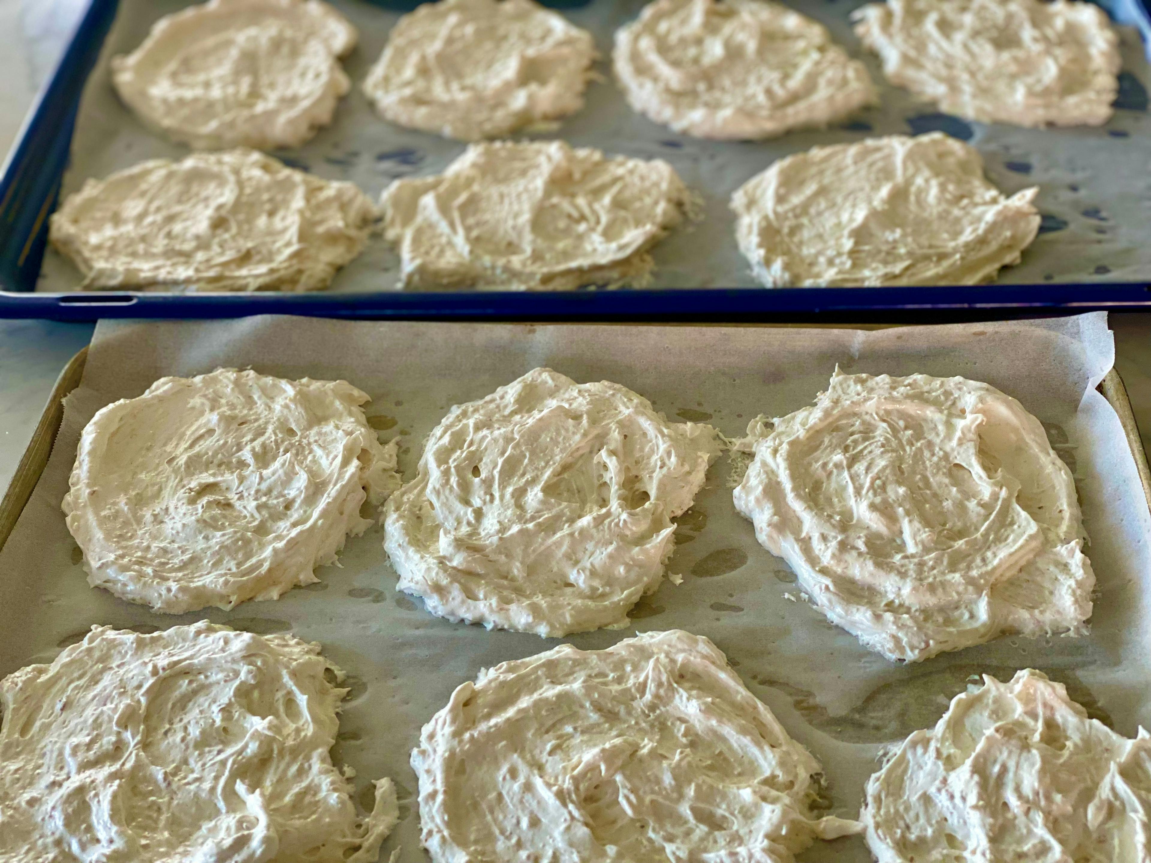 individual discs of meringues on a tray