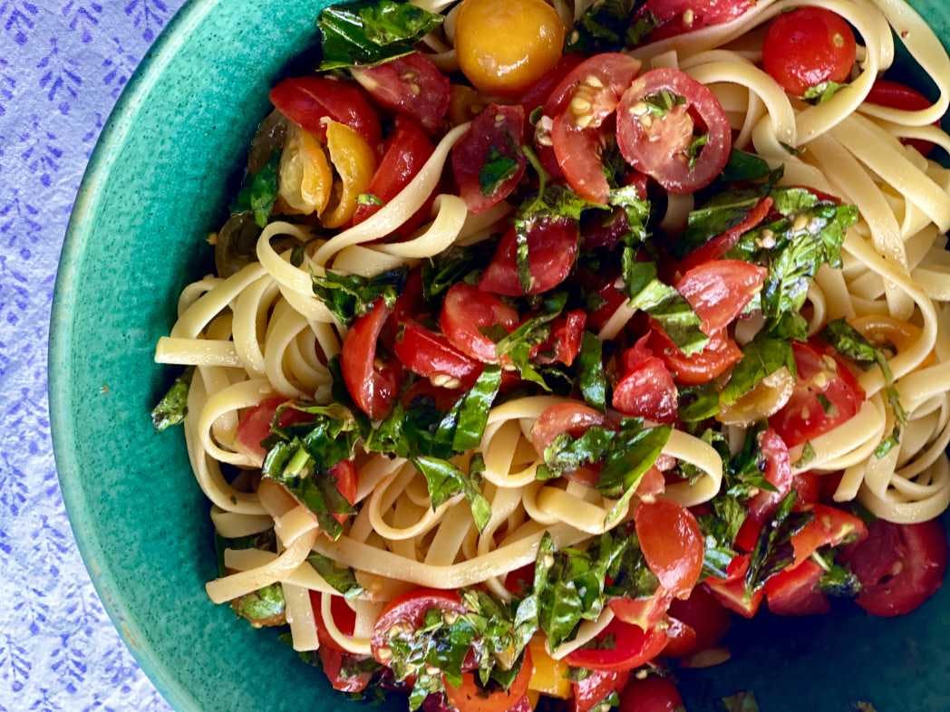 pasta with fresh, raw tomatoes and basilico